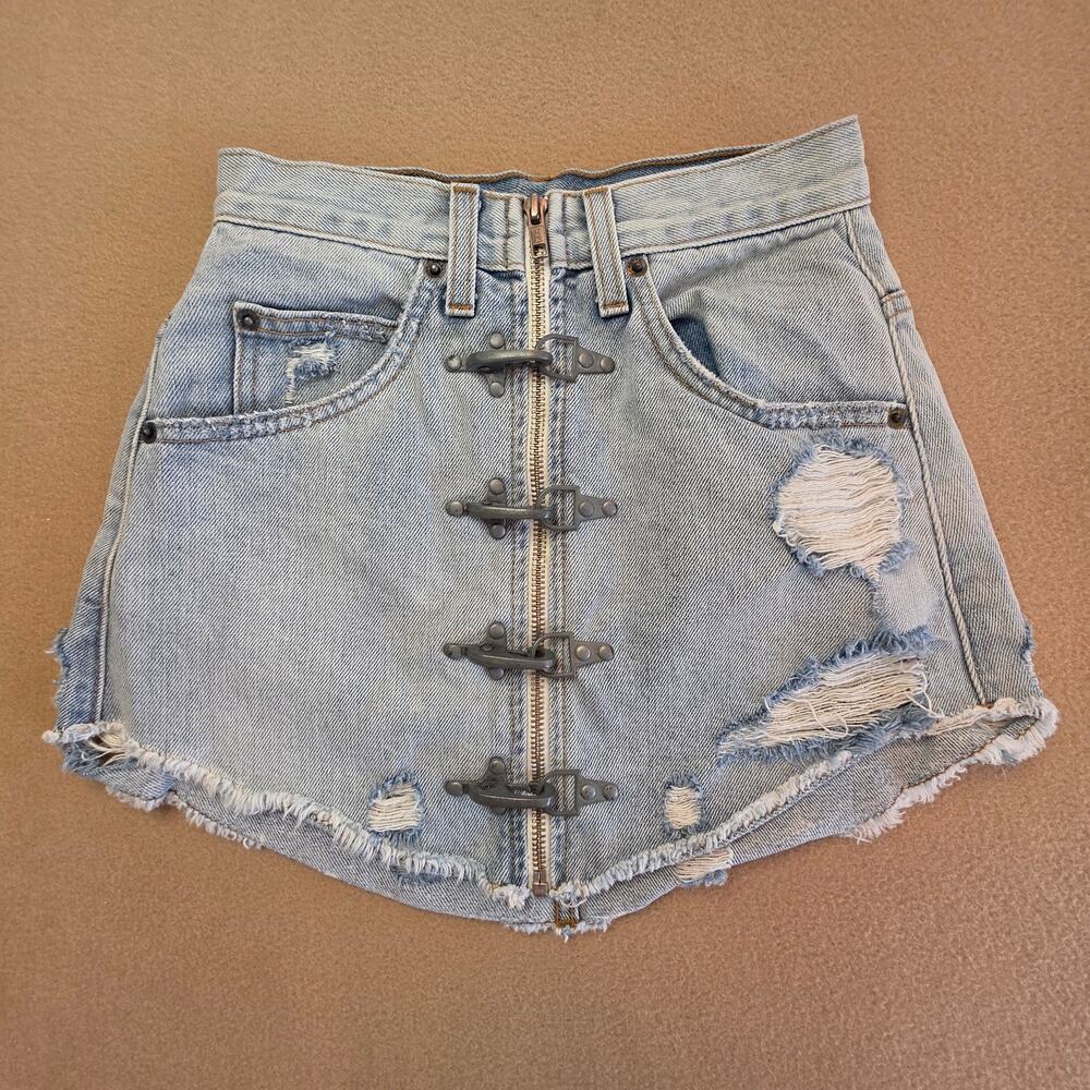 CARMAR Denim Beatrice Distressed Zip-Front Clasp Mini Skirt Sz 23